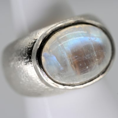 Los Nr. 074 Breiter, moderner Bandring mit Mondsteincabochon, Goldschmiedearbeit, N. M., 21. Jh.