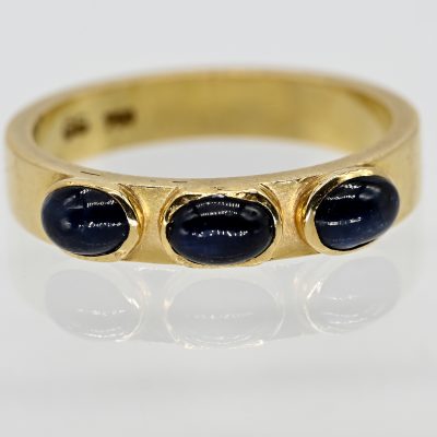 Los Nr. 079 Ring mit 3 Saphir-Cabochons, Goldschmiedearbeit, 90er Jahre