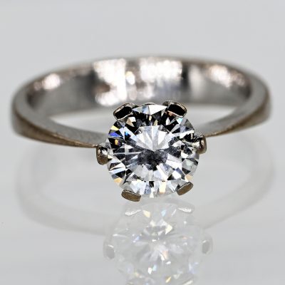 Los Nr. 080 Solitärring mit 1 Brillanten ca. 1,3 (9) ct, 21. Jahrhundert