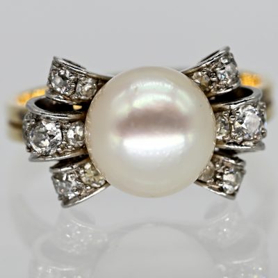 Los Nr. 088 Ring mit Akoya-Perle und 14 Brillanten, zus. ca. 0,4 ct, 1970er Jahre