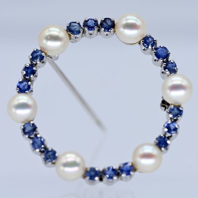 Los Nr. 091 Perlkranzbrosche mit Saphiren und Perlen, Goldschmiedearbeit, 1980er Jahre