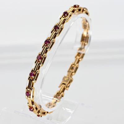 Los Nr. 095 Massives Armband mit 16 Rubinen, zus. ca. 2,4 ct, Juwelier H.J. Wilm, Hamburg, 1976