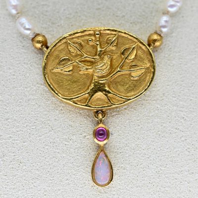 Los Nr. 098 Collier mit Biwaperlen, Opaltropfen und rosafarbenem Turmalin, Goldschmiedearbeit, 21. Jh.